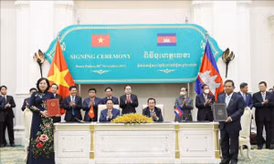 Thủ tướng Phạm Minh Chính và Thủ tướng Campuchia Hun Sen chứng kiến lễ ký văn kiện hợp tác