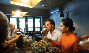 Thủ tướng Hà Lan Mark Rutte thưởng thức trà giữa lòng Hà Nội
