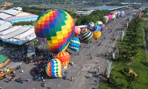 Hàng nghìn người tham dự Festival khinh khí cầu lớn nhất Việt Nam