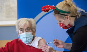 Mỹ khuyến khích người dân tiêm mũi bổ sung vaccine ngừa COVID-19 thể lưỡng trị