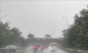 Mưa rào và dông khiến các phương tiện di chuyển khó khăn trên đường Vành đai 3