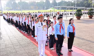 Đoàn đại biểu trẻ em tiêu biểu toàn quốc vào Lăng viếng Chủ tịch Hồ Chí Minh