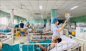 Ăn mắm cá chua tự làm, hai bố con nghi ngộ độc Botulinum