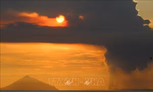 Núi lửa Anak Krakatau tại Indonesia phun tro bụi cao hơn 2.000m