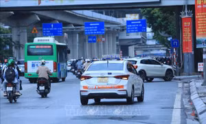 Hà Nội thúc taxi, xe khách giảm cước