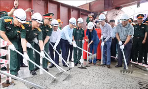 Hợp long cầu Phong Châu mới trên Quốc lộ 32C