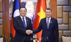 Thủ tướng Lê Minh Hưng gặp Thủ tướng Lào Sonexay Siphandone