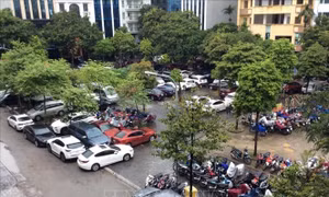 Bãi trông giữ xe 'nuốt chửng' không gian sinh hoạt công cộng tại Cầu Giấy, Hà Nội