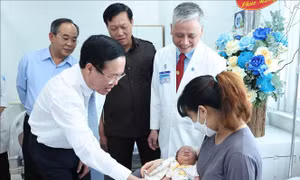 Chủ tịch nước Võ Văn Thưởng thăm, động viên y, bác sỹ Bệnh viện Nhi đồng 1