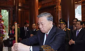 Tổng Bí thư Tô Lâm dâng hương tưởng niệm Chủ tịch Hồ Chí Minh tại Khu di tích Kim Liên