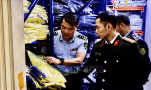 Phát hiện cơ sở bán 6.414 bộ quần áo nghi giả mạo nhãn hiệu