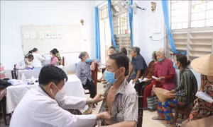 Khám bệnh, cấp phát thuốc miễn phí cho trên 300 người nghèo ở Bến Tre