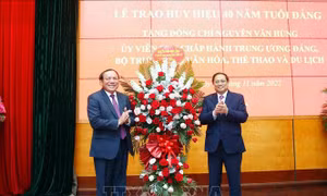 Trao tặng Bộ trưởng Bộ Văn hóa, Thể thao và Du lịch Nguyễn Văn Hùng huy hiệu 40 năm tuổi đảng 
