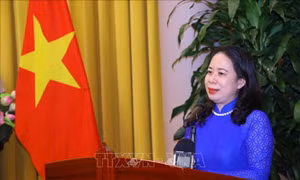 Phó Chủ tịch nước Võ Thị Ánh Xuân thăm, tặng quà cho trẻ em phẫu thuật nụ cười