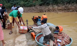Kiều bào chung lòng hướng về miền Trung