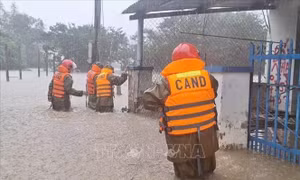 Miền Trung tiếp tục mưa rất to, cục bộ có nơi lượng mưa trên 700mm