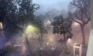 Cảnh báo giông sét và cục bộ mưa lớn ở khu vực nội thành Hà Nội