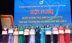 Tuyên dương những tấm gương phụ nữ Đồng khởi mới