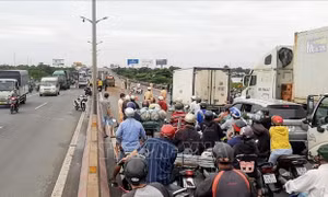 Tai nạn liên hoàn khiến 1 người tử vong, cầu Cần Thơ kẹt xe nghiêm trọng