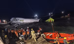 Trục vớt thành công thân trước máy bay trượt khỏi đường băng 