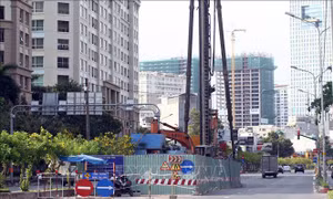 TP Hồ Chí Minh thi công 'cuốn chiếu' dự án đường Nguyễn Hữu Cảnh để giảm ngập