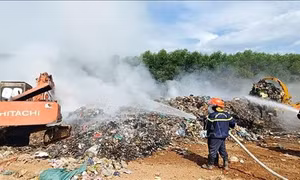 Nỗ lực dập tắt đám cháy kéo dài nhiều ngày tại Trường Thủy