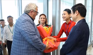 Chủ tịch Quốc hội New Zealand đến Hà Nội, bắt đầu thăm chính thức Việt Nam
