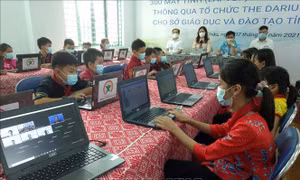 Ngành Giáo dục tỉnh Hòa Bình được tài trợ thêm nhiều máy tính xách tay