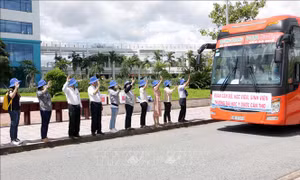 Chi viện nhân lực cho TP Hồ Chí Minh để sớm khống chế dịch COVID-19