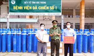 Sóc Trăng: Trao tặng trang thiết bị y tế để điều trị bệnh nhân COVID-19
