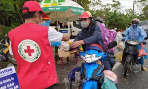 Ấm áp tình nghĩa với những người trở về từ 'tâm dịch' COVID-19