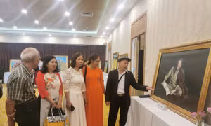 Khai mạc triển lãm tranh 'Tháng Năm nhớ Bác' 