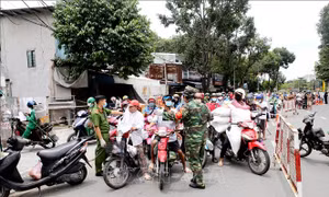 Ùn ứ tại chốt kiểm soát do người dân chưa khai báo trên ứng dụng quản lý di biến động