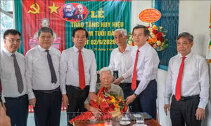 Trao Huy hiệu 80 năm tuổi Đảng tặng đảng viên lão thành tại Cần Thơ