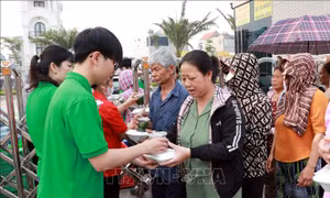 Những bữa cơm 0 đồng: Khi lòng tốt được 'tiếp lửa'