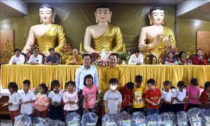 Tiếp sức học sinh Khmer vùng biên giới biển Sóc Trăng đến trường