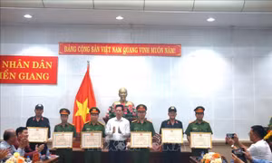Khen thưởng tập thể, cá nhân giải cứu trẻ bị khống chế ở trường mầm non