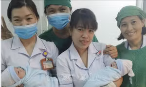 Sản phụ và hai bé song sinh được cứu kịp thời trong 6 phút sắp xuất viện