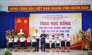 Trao học bổng cho 130 học sinh nghèo hiếu học tại Tây Ninh​