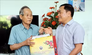Lãnh đạo tỉnh Lạng Sơn thăm tặng quà gia đình chính sách