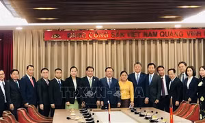 Bí thư Thành ủy Hà Nội tiếp Đoàn đại biểu cấp cao Thủ đô Vientiane (Lào)