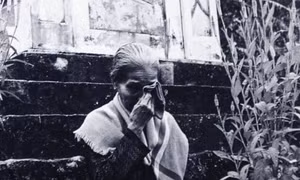 Viếng mộ chị Sứ