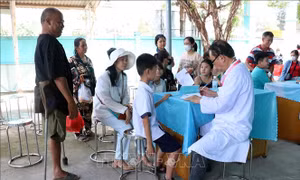 Khám sức khỏe, tặng quà cho trẻ em
