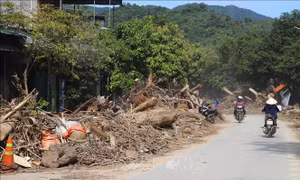 Khó khăn chồng chất ở vùng cô lập sau lũ lịch sử