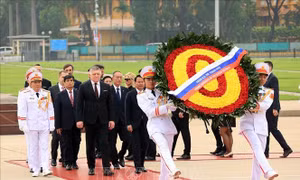 Thủ tướng Slovakia đặt vòng hoa tưởng niệm các Anh hùng liệt sĩ và vào Lăng viếng Chủ tịch Hồ Chí Minh