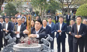 Chủ tịch nước dâng hương tại Khu lưu niệm các tiền bối cách mạng ở Hưng Yên