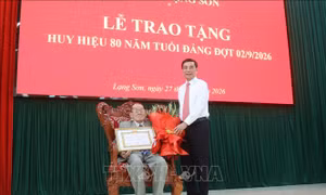Phó Thủ tướng Phan Văn Giang trao tặng Huy hiệu 80 năm tuổi Đảng cho các đảng viên lão thành