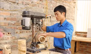 Khởi nghiệp thành công từ làm đèn ống tre