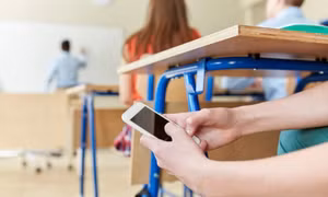 Chính phủ Séc thông qua đề xuất cấm sử dụng điện thoại di động trong trường học