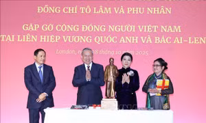 Tổng Bí thư gặp gỡ cộng đồng người Việt Nam và cán bộ Đại sứ quán Việt Nam tại Anh